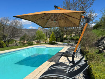 Parasol déporté en fibre de coco