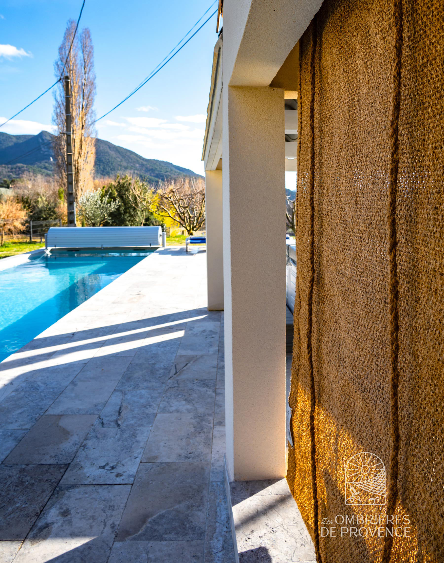 Toldo enrollable de fibra de coco para piscina