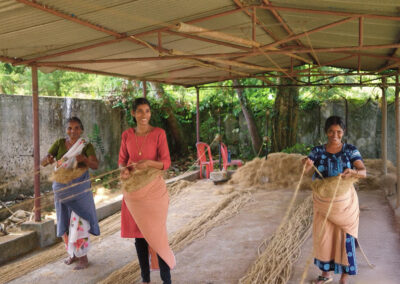  Au Kerala, le tissage représente souvent l'unique source de revenus des collectifs de femmes tisserandes. En retrouvant leur autonomie financière, elles assurent la subsistance de leurs familles.